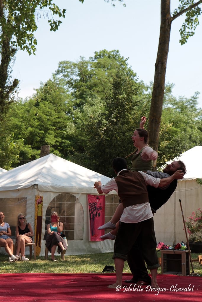 Quinzième festival "l'enfance de l'art" à Saint-Péray à la Cacharde organisé par la compagnie Zinzoline, spectacle les specimens