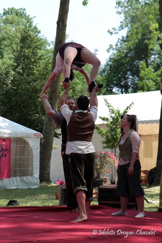 Quinzième festival "l'enfance de l'art" à Saint-Péray à la Cacharde organisé par la compagnie Zinzoline, spectacle les specimens
