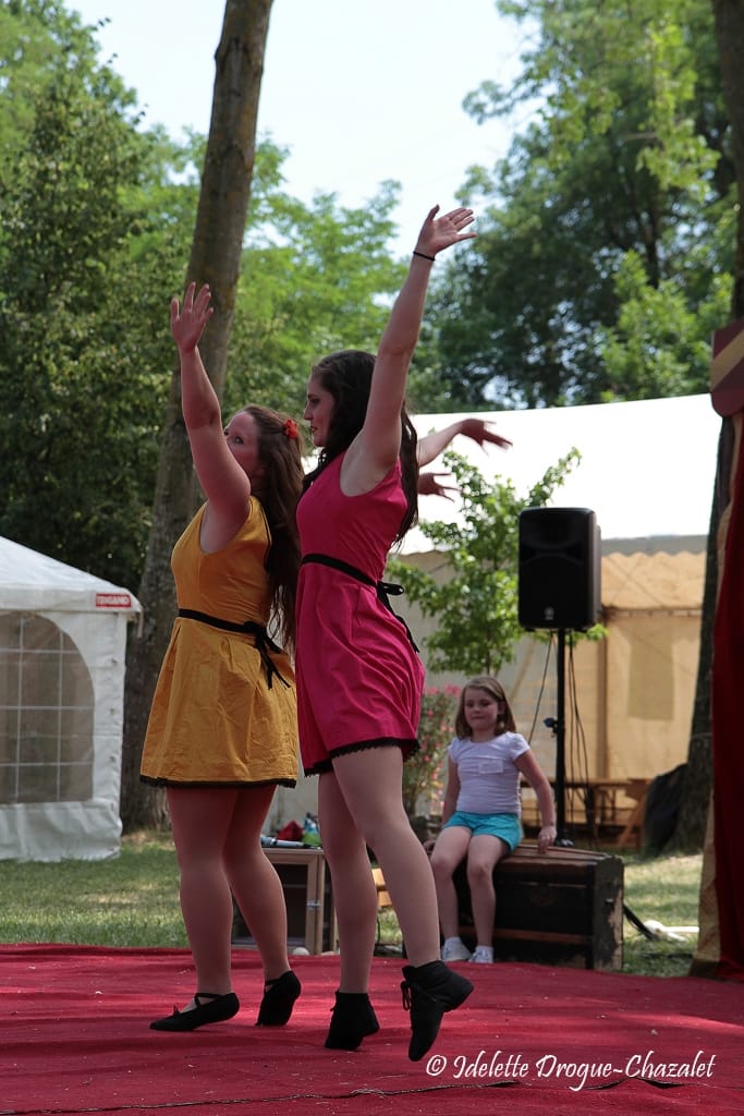 Quinzième festival "l'enfance de l'art" à Saint-Péray à la Cacharde organisé par la compagnie Zinzoline, spectacle les specimens