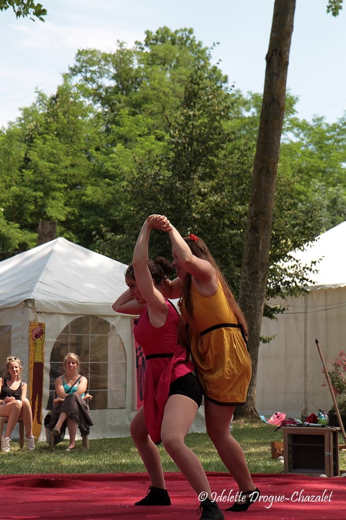 Quinzième festival "l'enfance de l'art" à Saint-Péray à la Cacharde organisé par la compagnie Zinzoline, spectacle les specimens