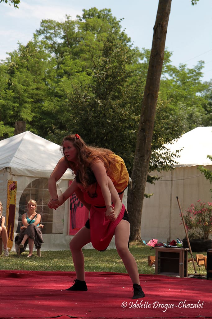 Quinzième festival "l'enfance de l'art" à Saint-Péray à la Cacharde organisé par la compagnie Zinzoline, spectacle les specimens