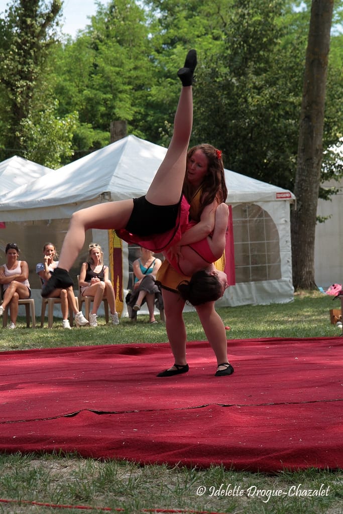Quinzième festival "l'enfance de l'art" à Saint-Péray à la Cacharde organisé par la compagnie Zinzoline, spectacle les specimens