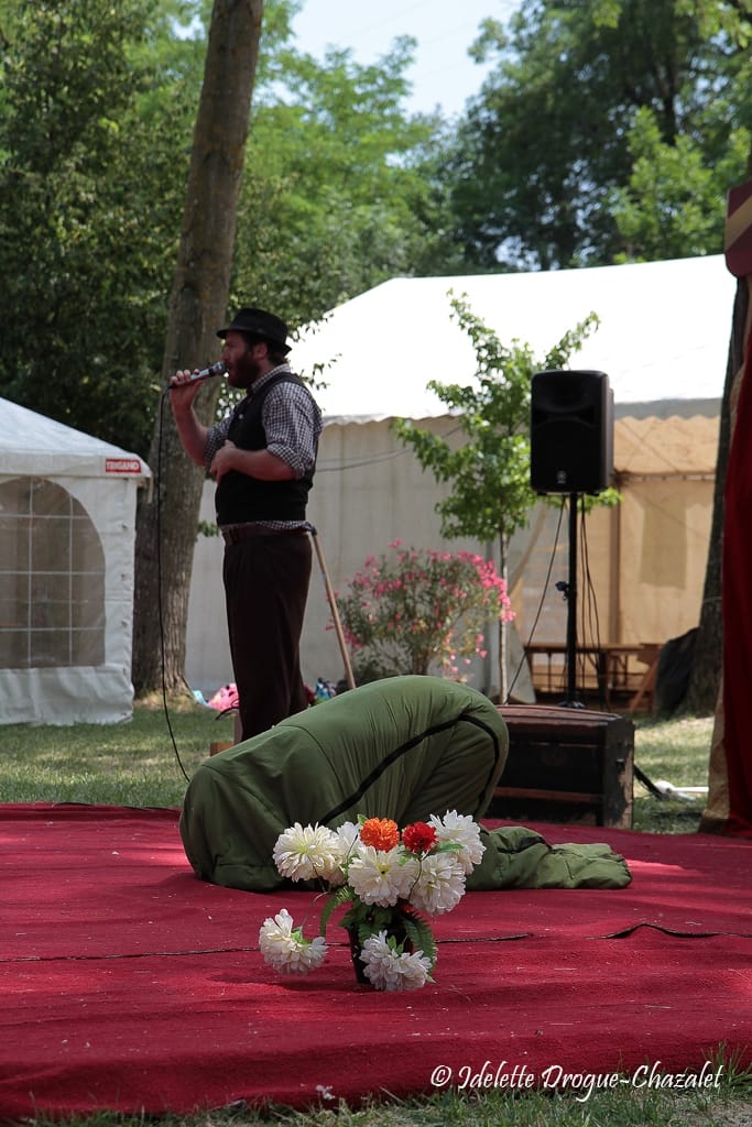 Quinzième festival "l'enfance de l'art" à Saint-Péray à la Cacharde organisé par la compagnie Zinzoline, spectacle les specimens