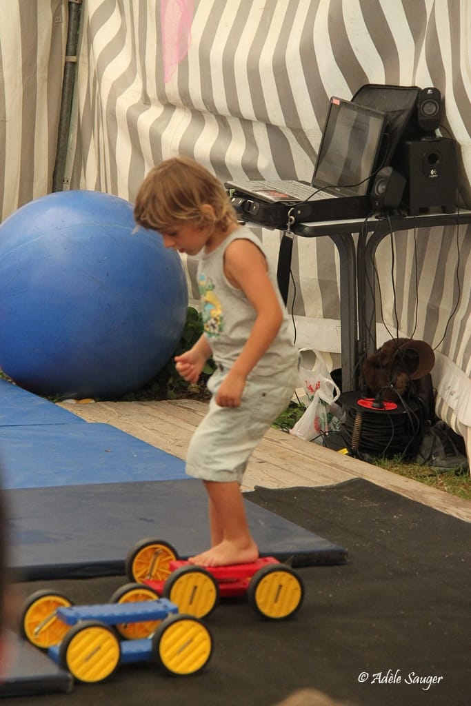 Quinzième festival "l'enfance de l'art" à Saint-Péray à la Cacharde organisé par la compagnie Zinzoline, spectacle cirque avec Juliette