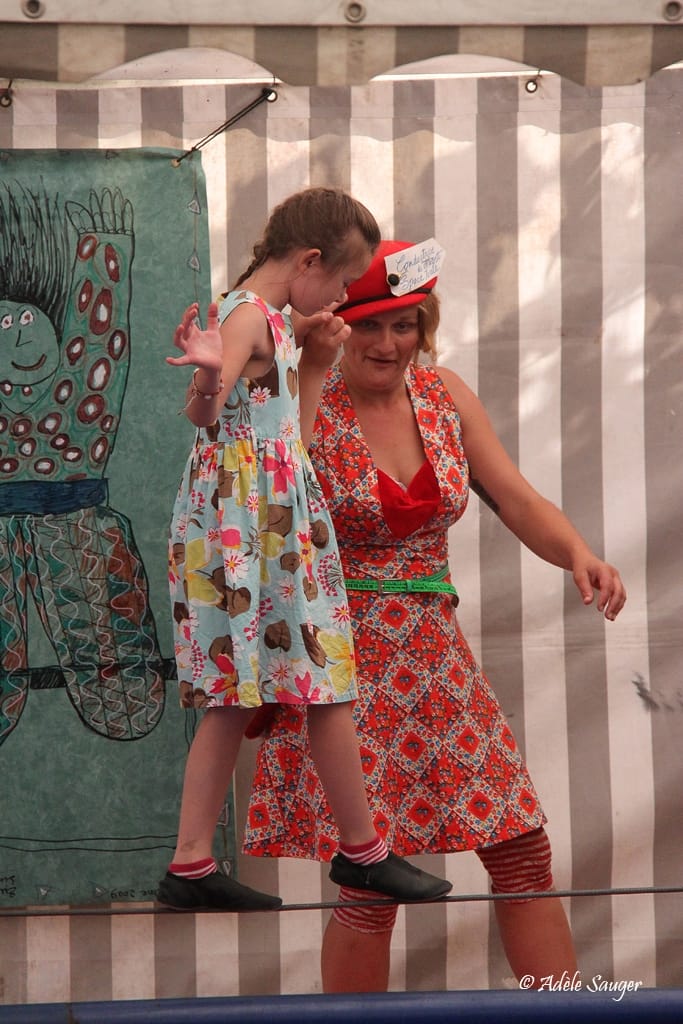 Quinzième festival "l'enfance de l'art" à Saint-Péray à la Cacharde organisé par la compagnie Zinzoline, spectacle cirque avec Juliette