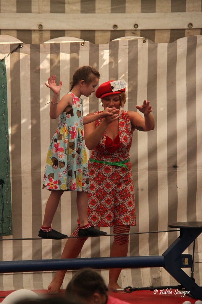 Quinzième festival "l'enfance de l'art" à Saint-Péray à la Cacharde organisé par la compagnie Zinzoline, spectacle cirque avec Juliette