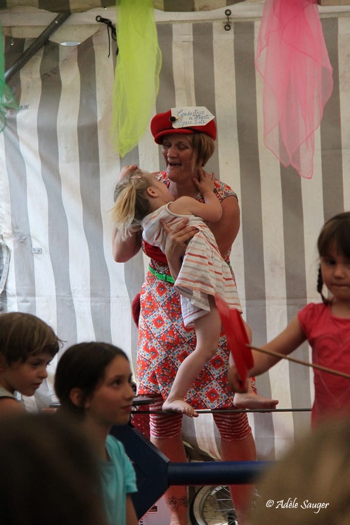 Quinzième festival "l'enfance de l'art" à Saint-Péray à la Cacharde organisé par la compagnie Zinzoline, spectacle cirque avec Juliette