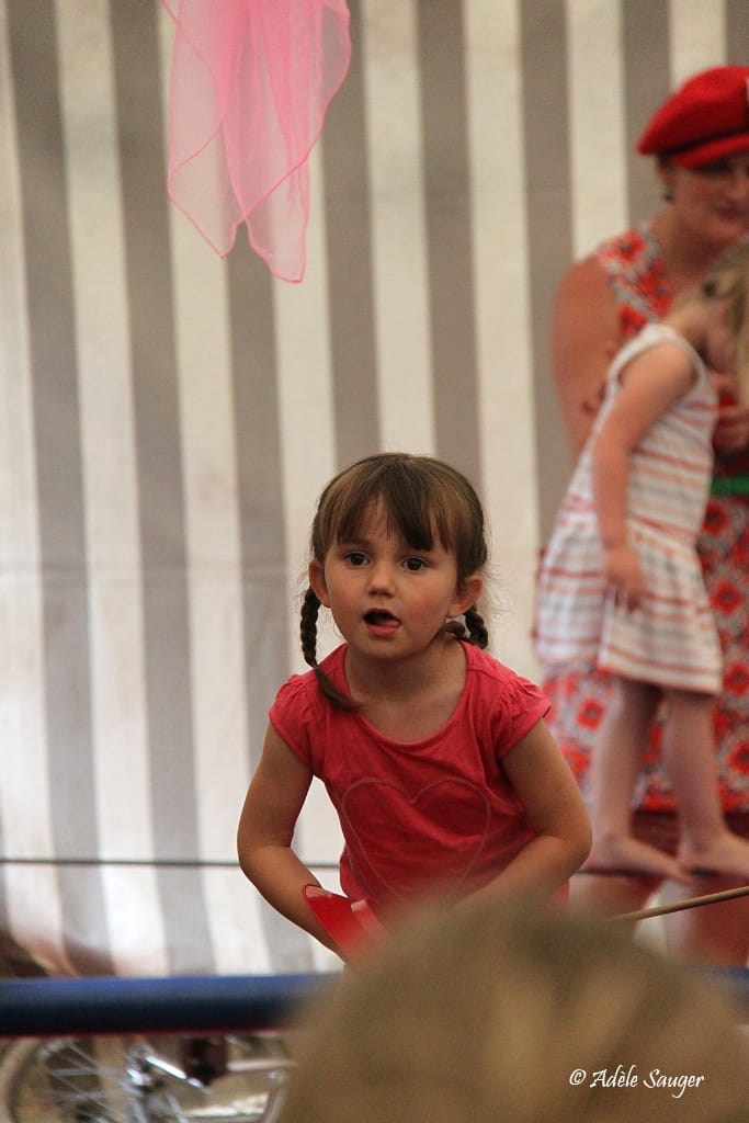 Quinzième festival "l'enfance de l'art" à Saint-Péray à la Cacharde organisé par la compagnie Zinzoline, spectacle cirque avec Juliette